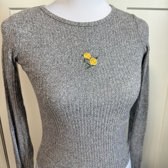 Hollister baby tee gray ribbed long sleeve top with yellow flower size XXS - Picture 4 of 7